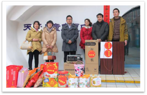 On February 12, 2014, some children carrying gifts from Mitsui Elementary School in New Taipei City entered the “Changzhou Tianai” and met with these “star children”.